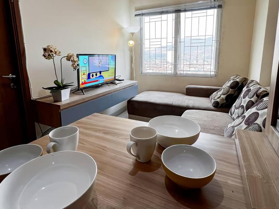 TV a/nebo společenská místnost v ubytování Apt Pinewood 2BR with Pool n Wi-Fi by 2ndHome
