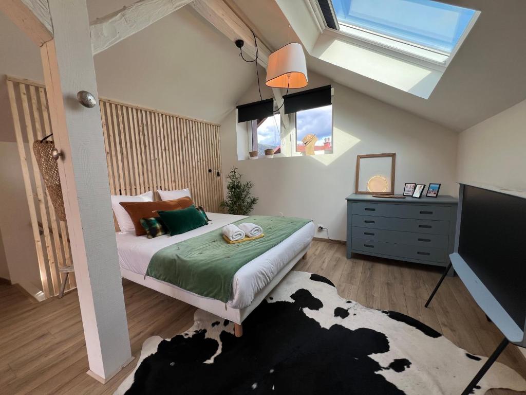 une chambre avec un lit, une fenêtre et une télévision dans l'établissement Les deux maisons - Little Green - Maison cosy proche pistes et lac, à Gérardmer