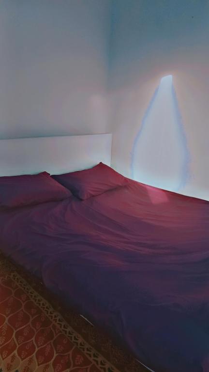 Postel nebo postele na pokoji v ubytování القاهره الجديده غرفة للفتيات فقط