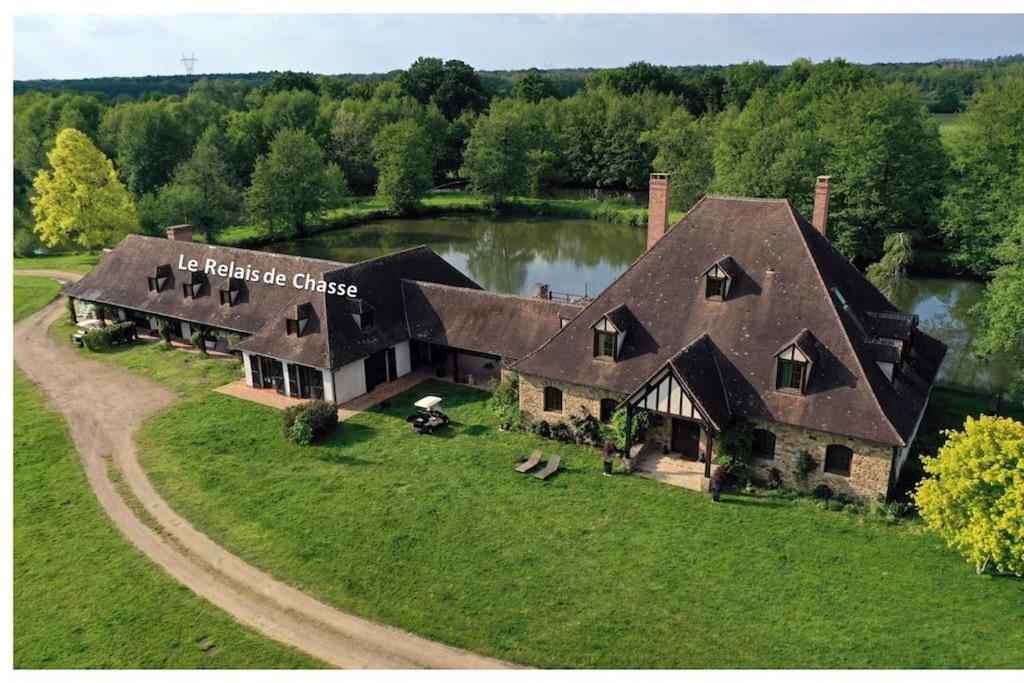 una vista aerea di una grande casa con lago di Le Relais de Chasse a Clémont