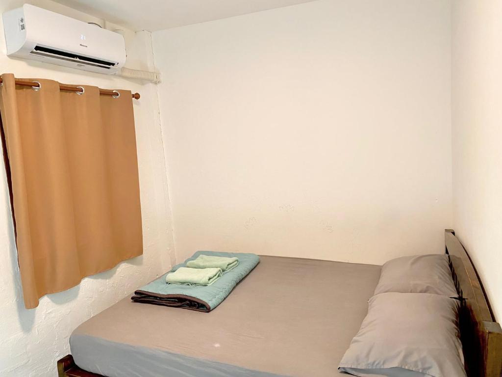 Postel nebo postele na pokoji v ubytování Misfits Hostel Pai