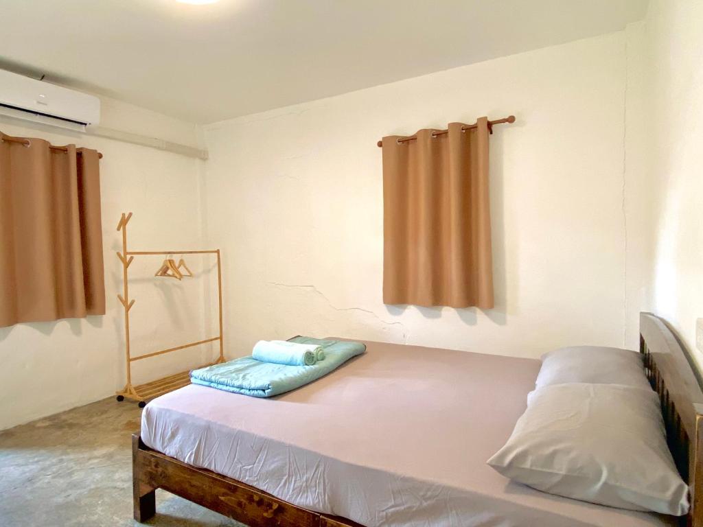 Postel nebo postele na pokoji v ubytování Misfits Hostel Pai