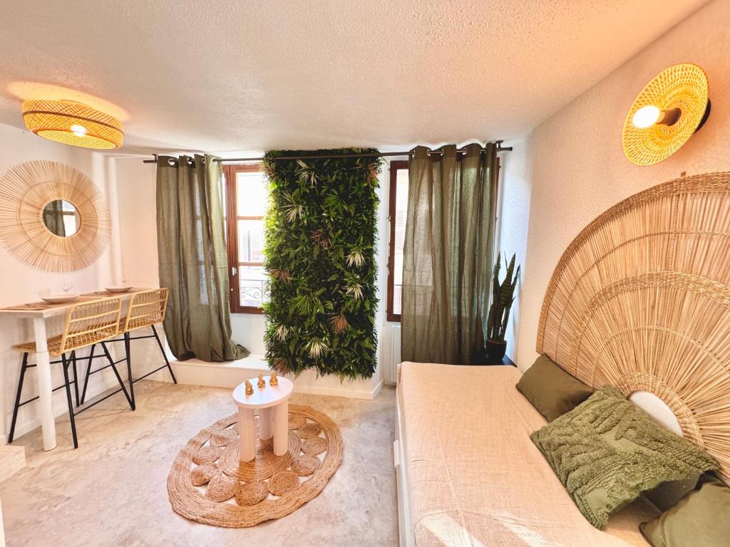 un salon avec un canapé et une table dans l'établissement Studio cosy UBUD plein centre Thonon, débarcadère belvédère, à Thonon-les-Bains