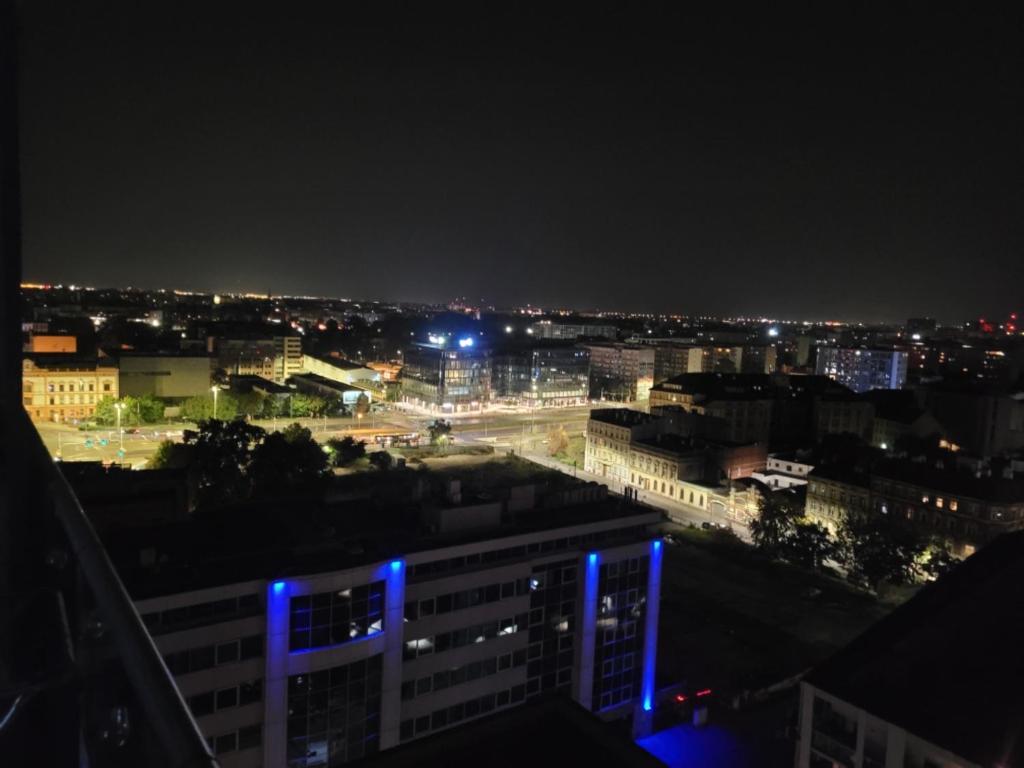 ヴロツワフにあるApartament Podwale Odra Tower Rynek 15 floorの青いライトが灯る夜の街並み
