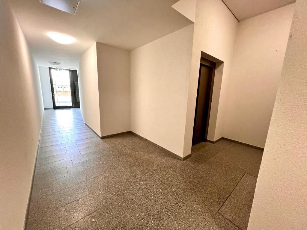 Fotografie z fotogalerie ubytování Özels Designer Loft Metzingen - Smart TV, Netflix, private kostenlose Tiefgarage, Self-Express Check-in,Check-out, Outlet 100m v destinaci Metzingen
