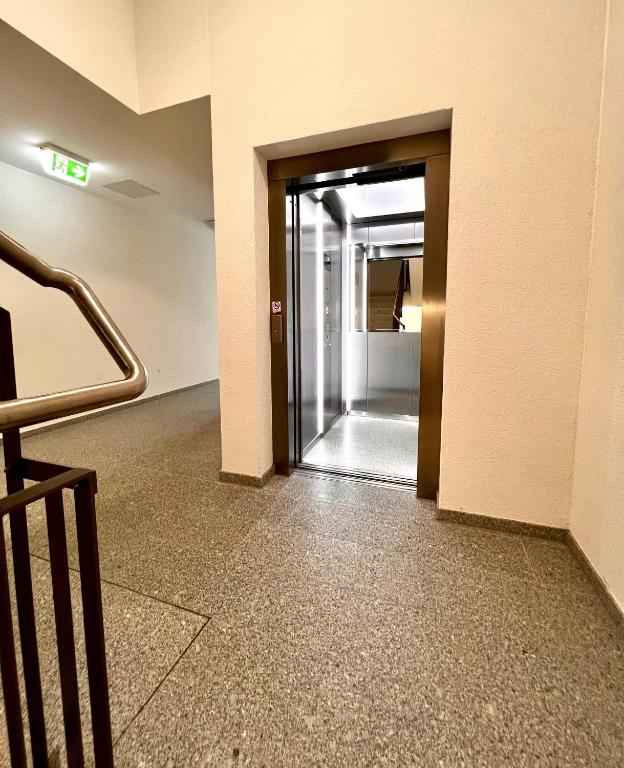 Fotografie z fotogalerie ubytování Özels Designer Loft Metzingen - Smart TV, Netflix, private kostenlose Tiefgarage, Self-Express Check-in,Check-out, Outlet 100m v destinaci Metzingen