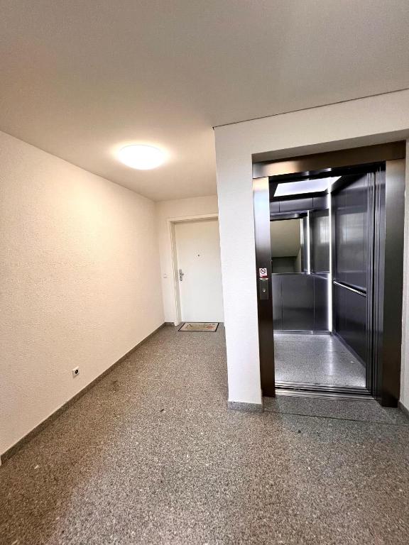 Fotografie z fotogalerie ubytování Özels Designer Loft Metzingen - Smart TV, Netflix, private kostenlose Tiefgarage, Self-Express Check-in,Check-out, Outlet 100m v destinaci Metzingen