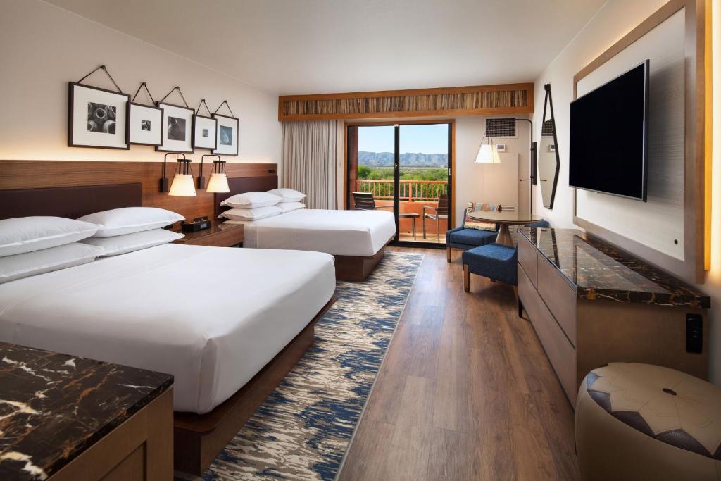 Postel nebo postele na pokoji v ubytování Sheraton Grand at Wild Horse Pass