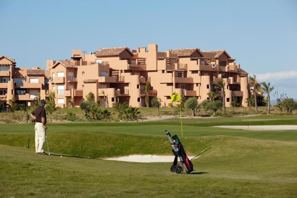un homme joue au golf sur un parcours dans l'établissement Superb 2 Bed Apartment on Mar Menor Golf Resort with Free WIFI, à Los Martínez