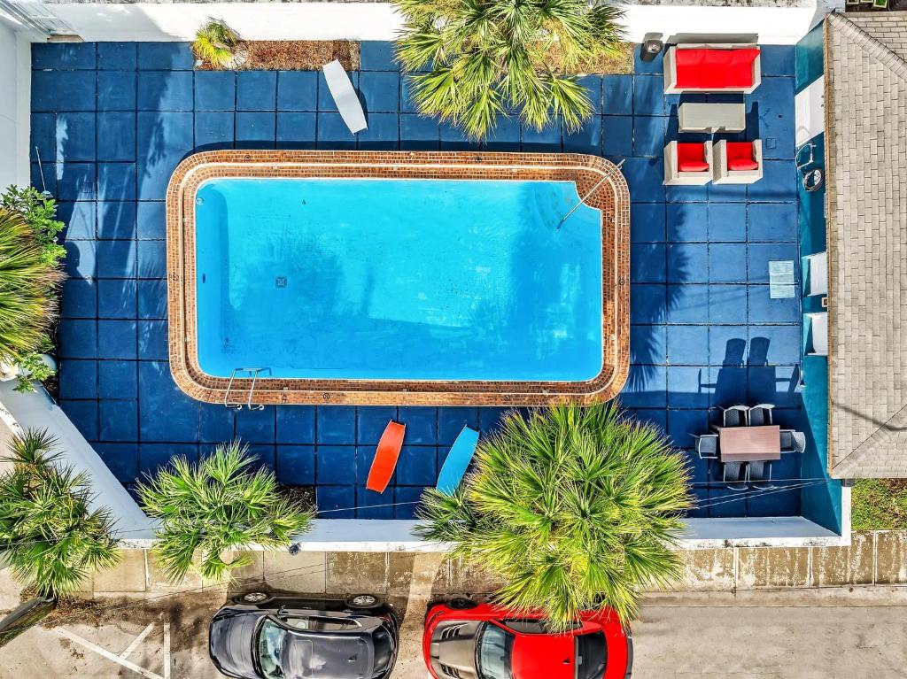 Bazén v ubytování Sunny Hollywood Pool Home Near Beach & Casino nebo v jeho okolí