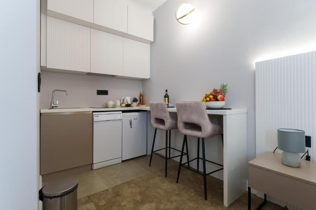 Kuchyň nebo kuchyňský kout v ubytování Move In Apartments