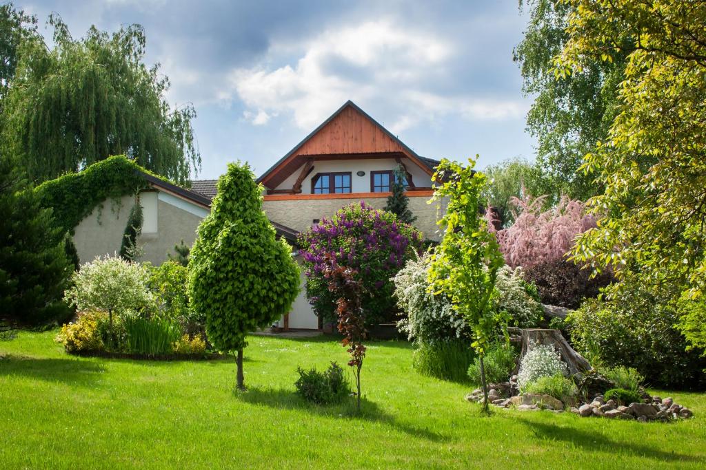 ein Haus in einem Garten mit Bäumen und Sträuchern in der Unterkunft U Prejzků in Lhotka
