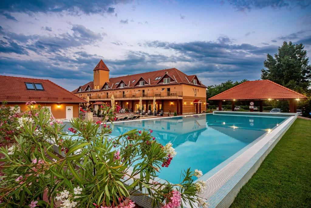 Bazén v ubytovaní Termál Hotel Vesta alebo v jeho blízkosti