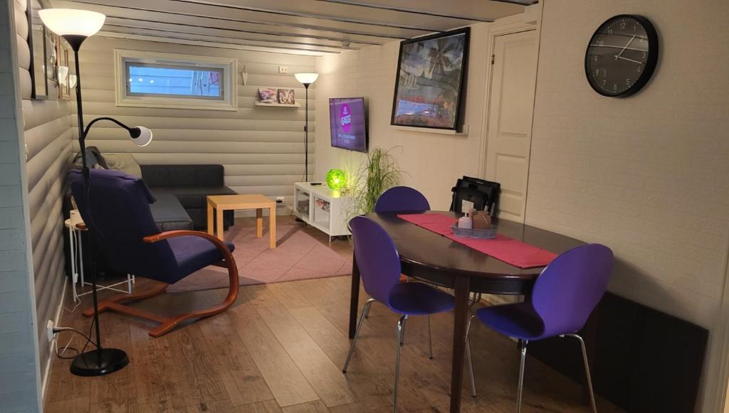 Posezení v ubytování Fin leilighet i stille og rolig område med gratis privat parkering!