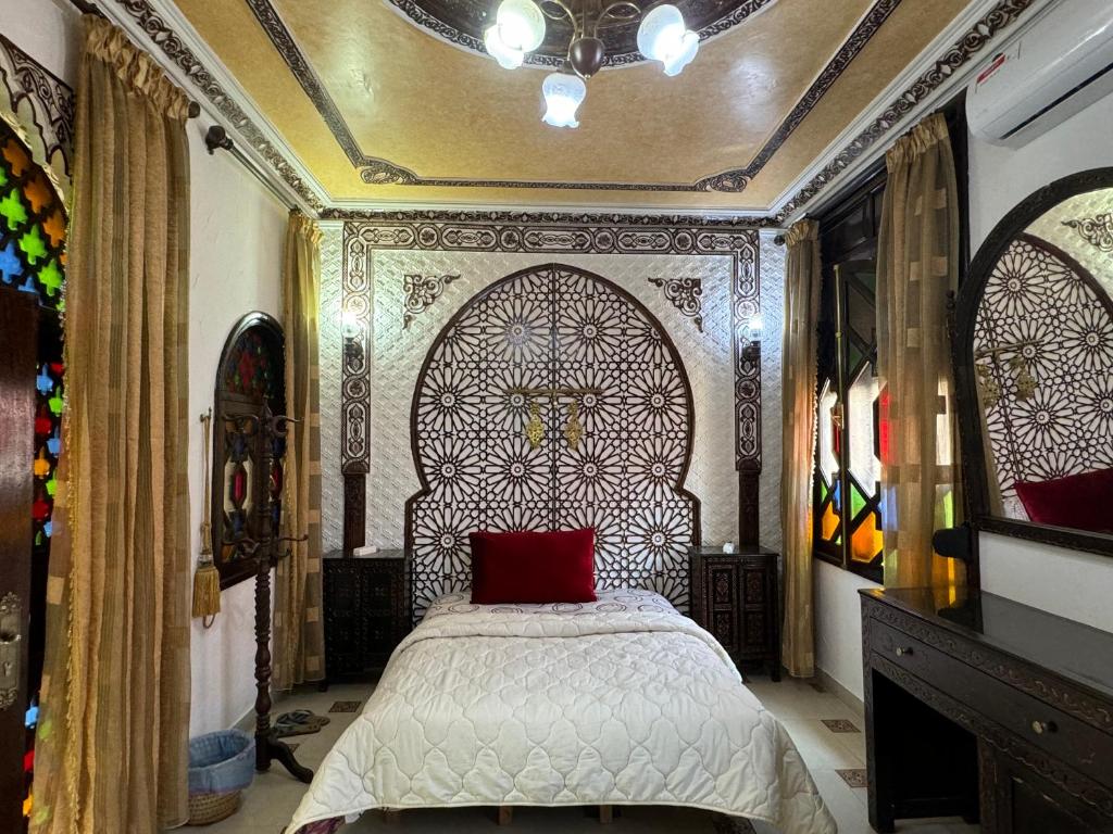 Postel nebo postele na pokoji v ubytování Riad Mogador