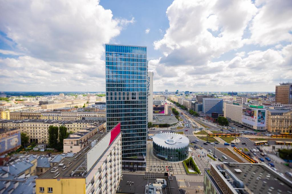 Nespecifikovaný výhled na destinaci Varšava nebo výhled na město při pohledu z apartmánu