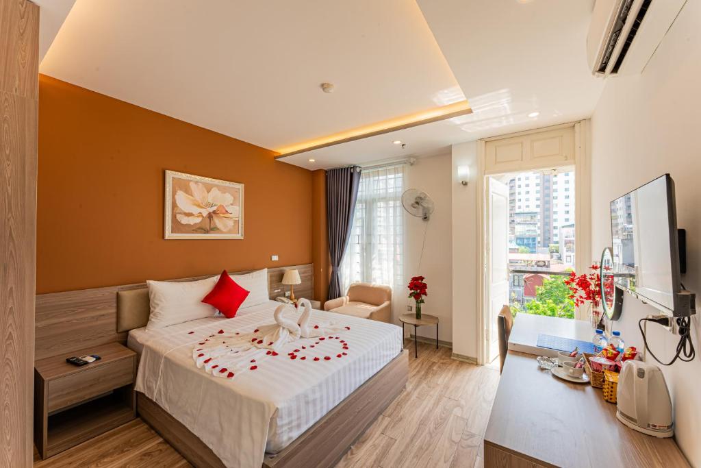 Postel nebo postele na pokoji v ubytování Moon Hotel 26 Do Quang