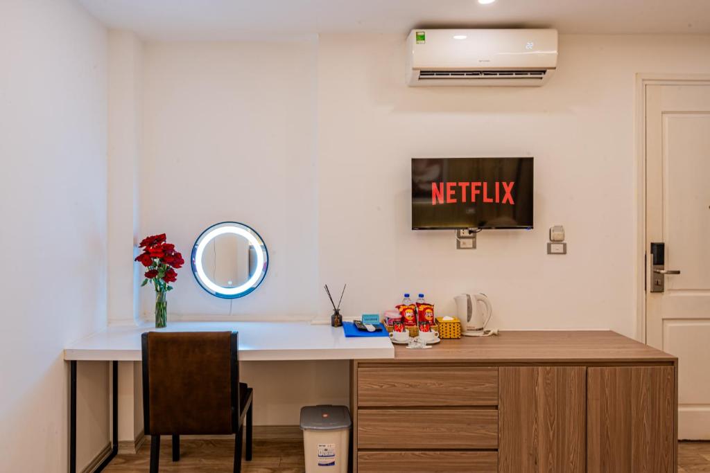 TV a/nebo společenská místnost v ubytování Moon Hotel 26 Do Quang