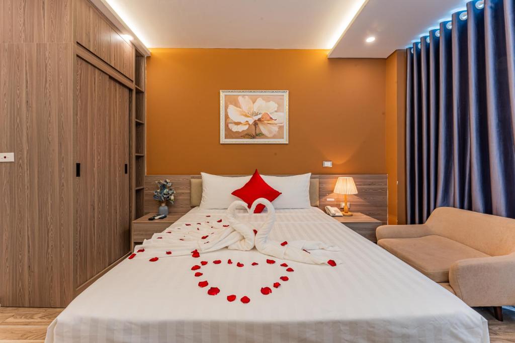 Postel nebo postele na pokoji v ubytování Moon Hotel 26 Do Quang
