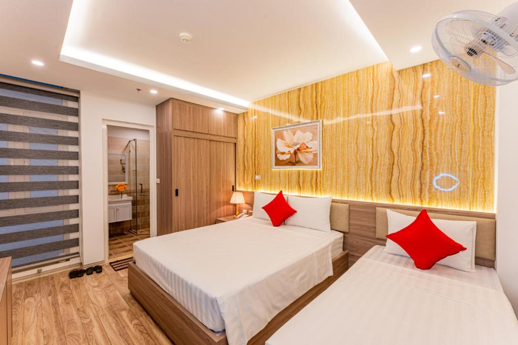 Postel nebo postele na pokoji v ubytování Moon Hotel 26 Do Quang