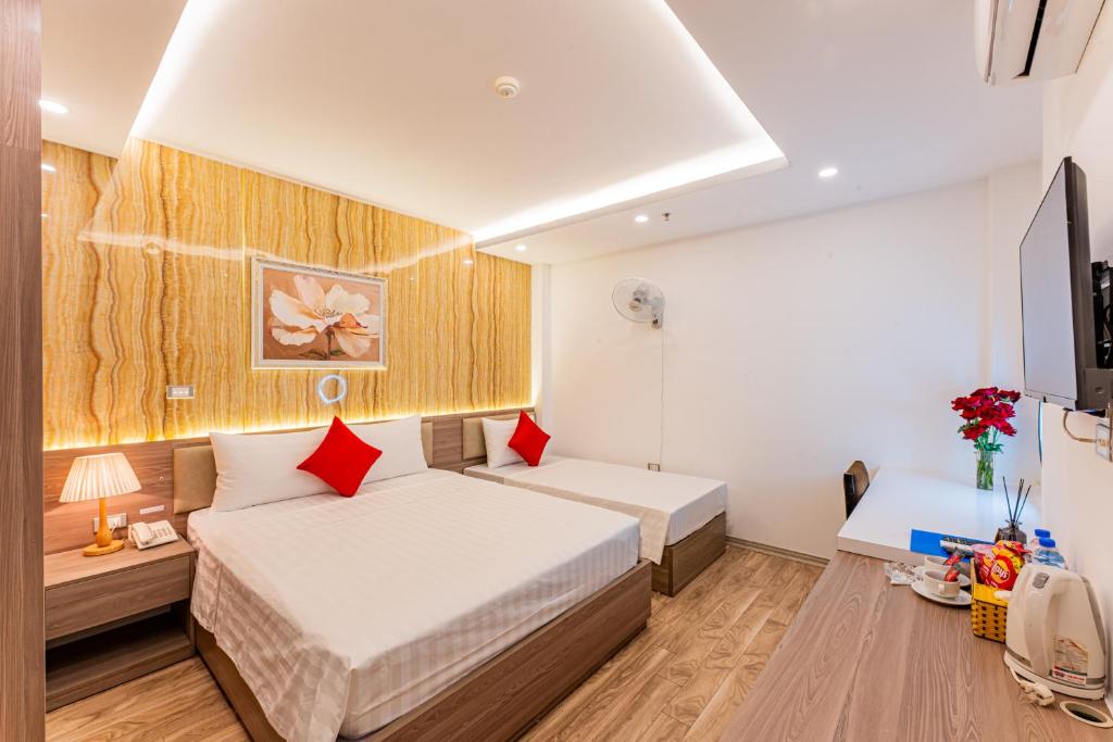 Postel nebo postele na pokoji v ubytování Moon Hotel 26 Do Quang