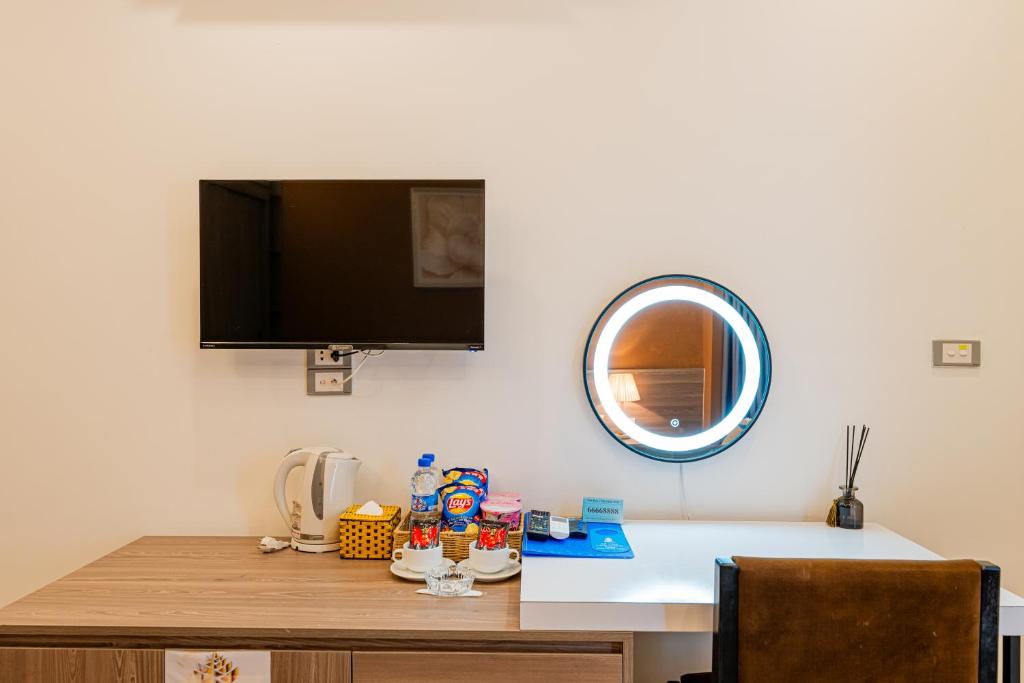 TV a/nebo společenská místnost v ubytování Moon Hotel 26 Do Quang