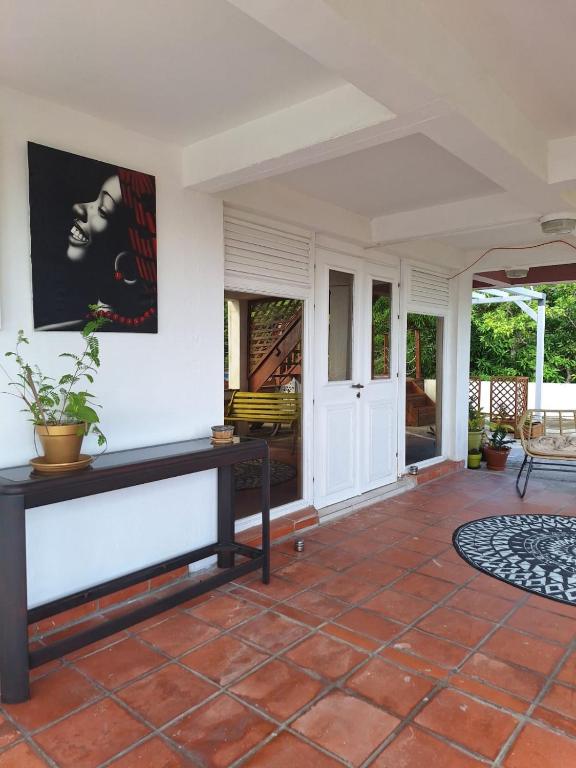 Ein Patio oder anderer Außenbereich in der Unterkunft La Canopée - Appartement F2 avec piscine - vue mer
