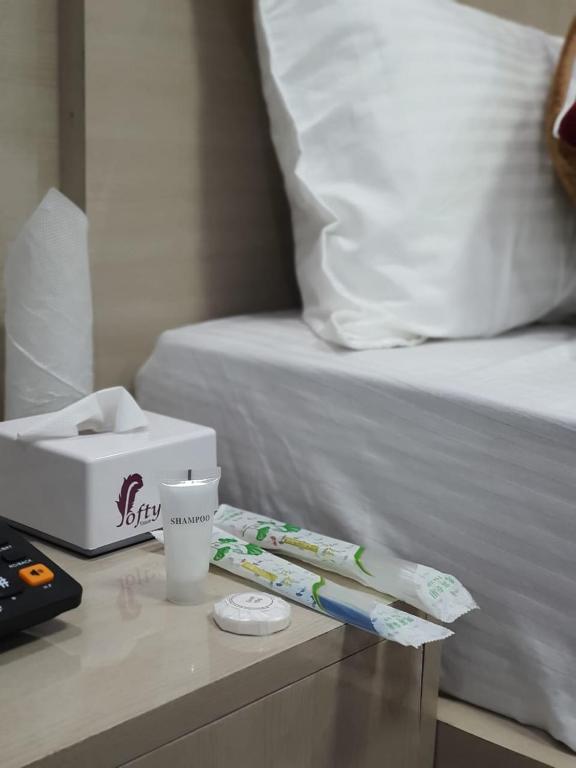 Postel nebo postele na pokoji v ubytování Charikot Downtown Hotel