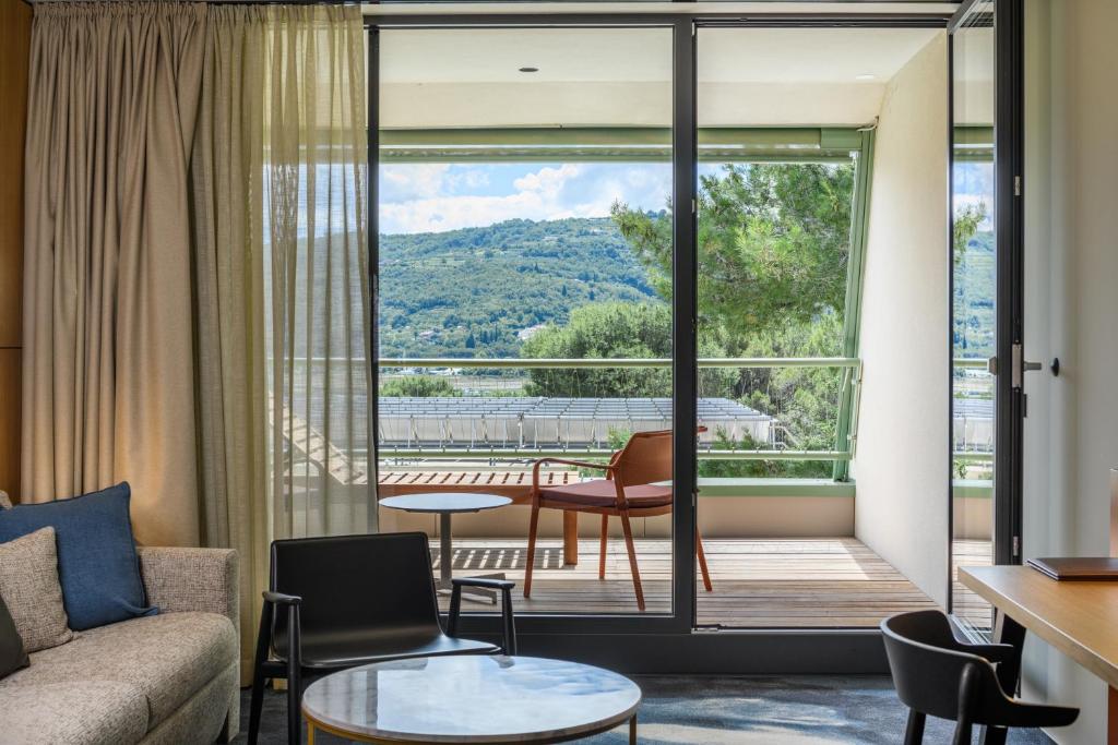 Nespecifikovaný výhled na hory nebo výhled na hory při pohledu z hotelu