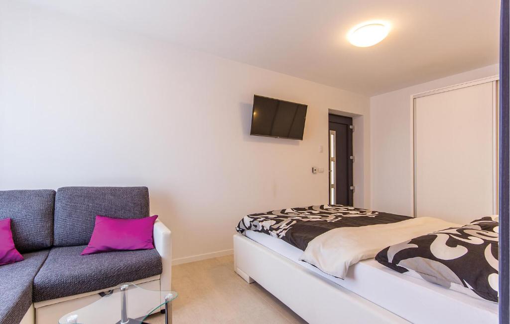 Łóżko lub łóżka w pokoju w obiekcie Cozy Apartment In Medulin