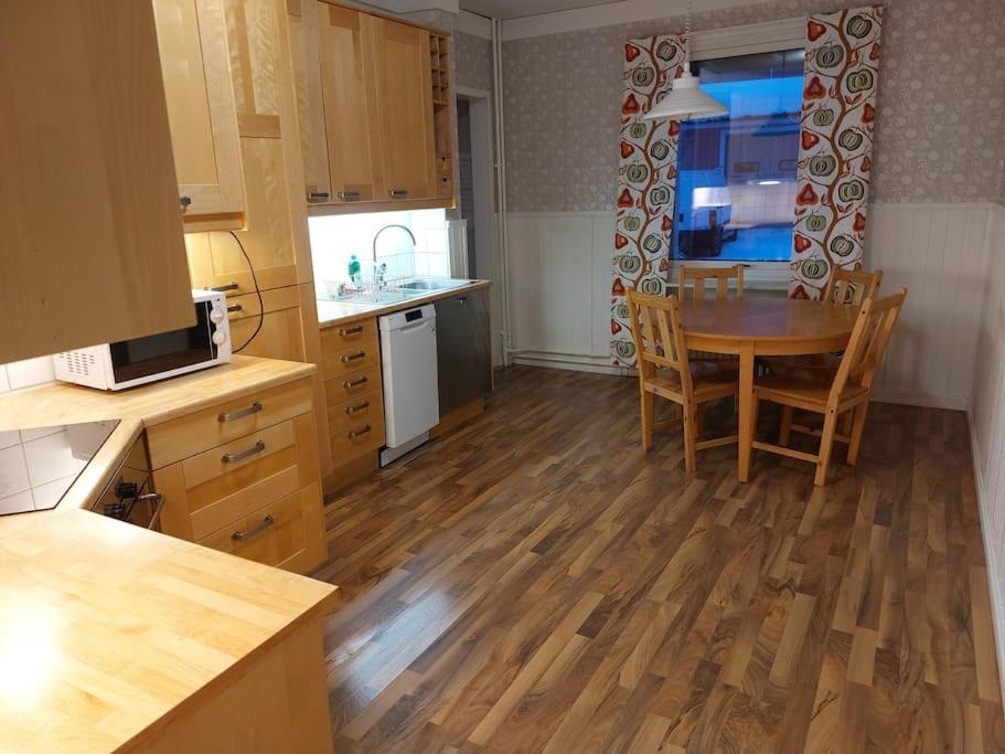 Kuchyň nebo kuchyňský kout v ubytování Spacious three-room apartment with balcony