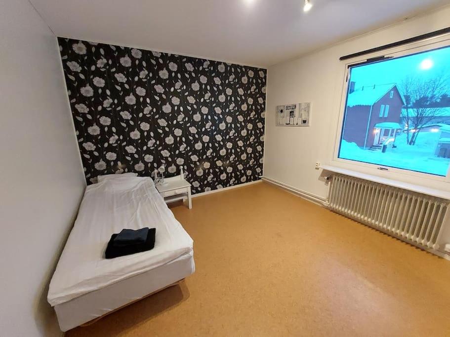 Postel nebo postele na pokoji v ubytování Spacious three-room apartment with balcony