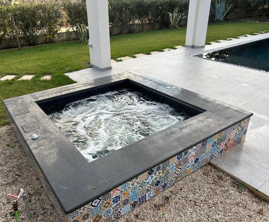 une piscine d'eau dans dans l'établissement Villa Kalorama-private pool & Hot Tub, à San Vito dei Normanni