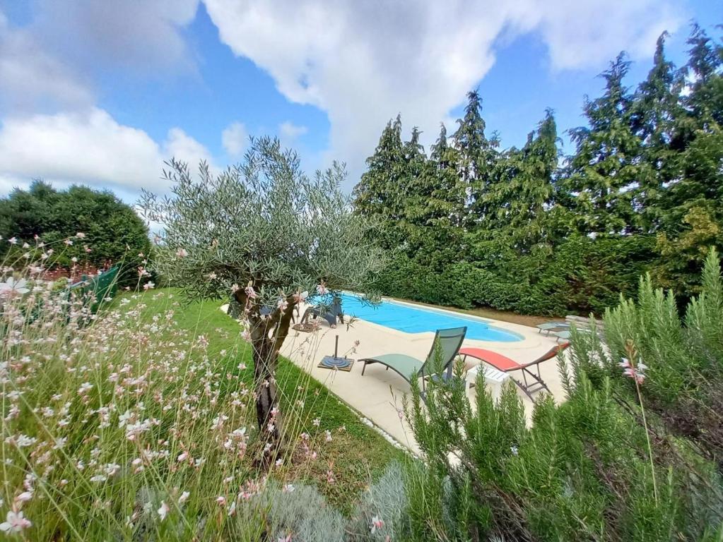 Bazén v ubytování Le gîte du mas avec piscine nebo v jeho okolí