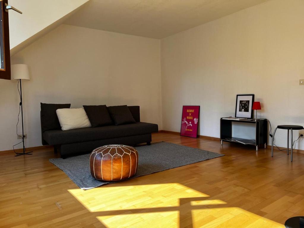 ein Wohnzimmer mit Sofa und Tisch in der Unterkunft Schöne DG - Wohnung in Bonn in Bonn