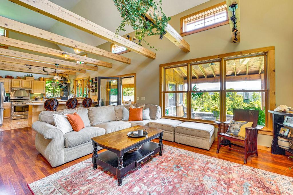 una sala de estar con un sofá y una mesa en Greensboro Home with Porch and Countryside Views!, en Greensboro