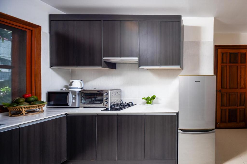 Kuchyň nebo kuchyňský kout v ubytování Skyline Boutique Hotel