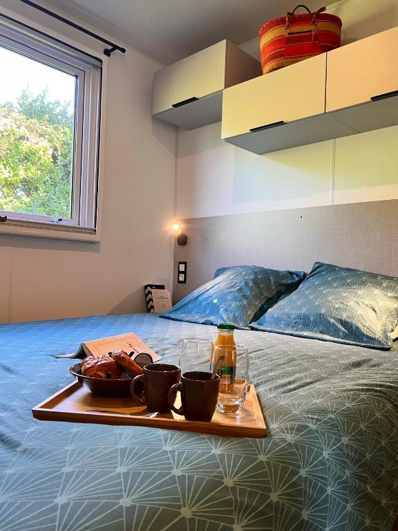 Postel nebo postele na pokoji v ubytování Camping La Grappe Fleurie