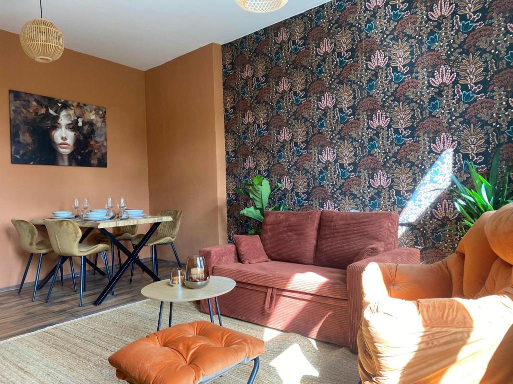 una sala de estar con un sofá y una mesa en Ferienwohnung Michelangelo NETFLIX, en Eisenach