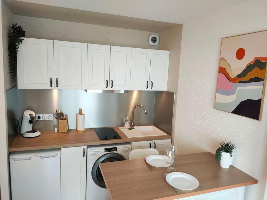 Η κουζίνα ή μικρή κουζίνα στο Agréable studio avec balcon et parking