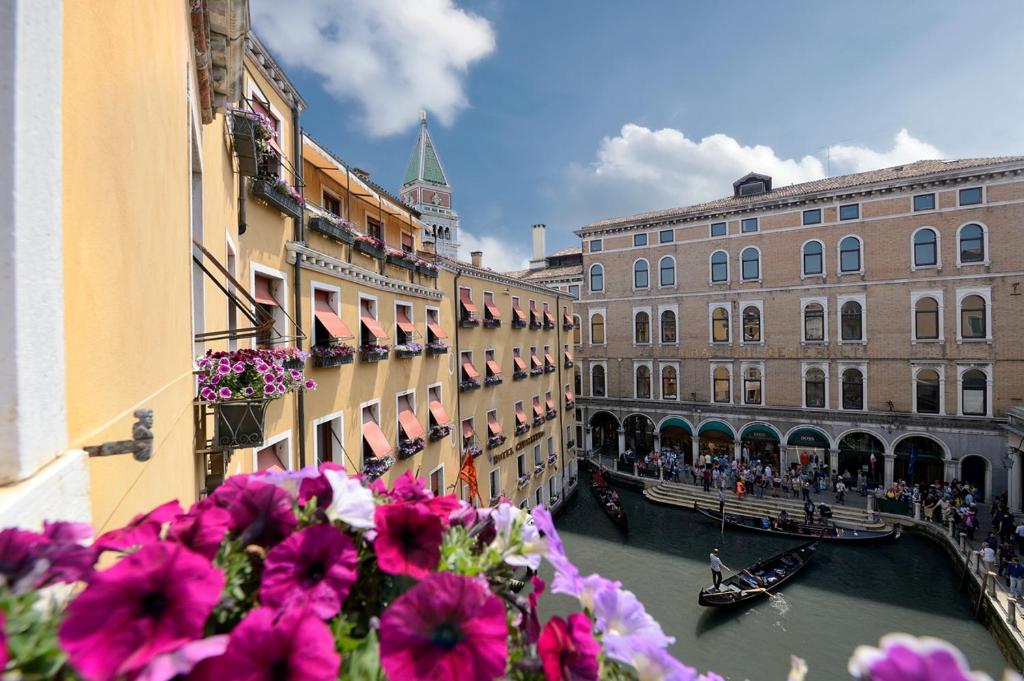 una vista de un canal con una góndola en una ciudad en Albergo Cavalletto & Doge Orseolo, en Venecia