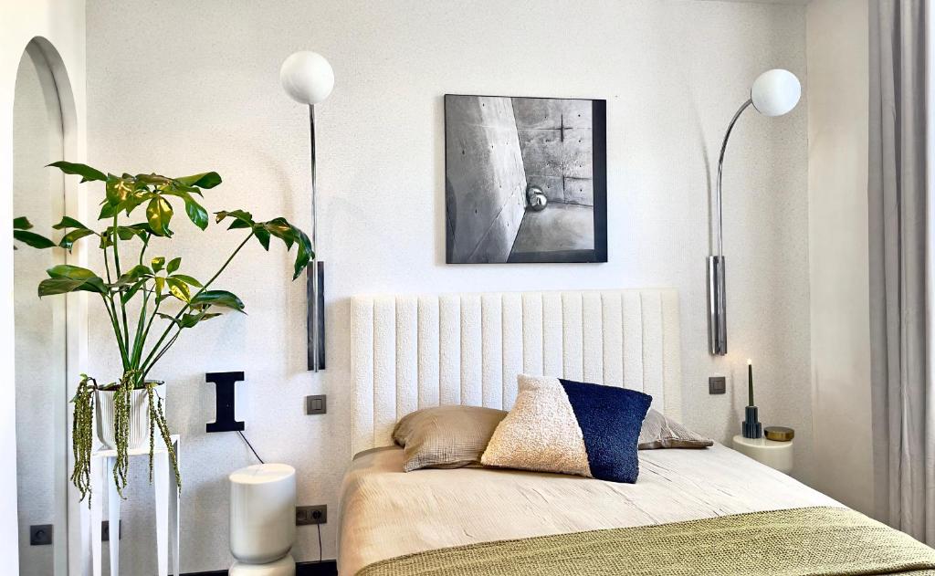 Postel nebo postele na pokoji v ubytování Les Alcoves - Studios design