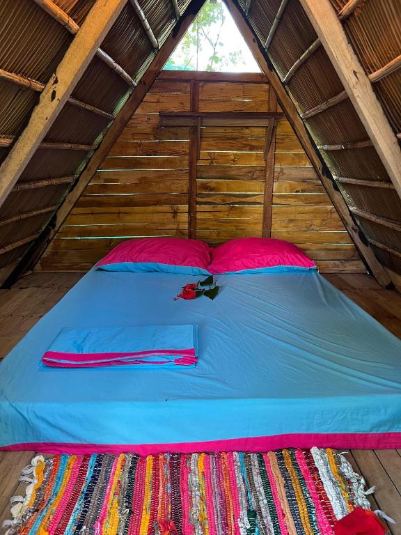 Postel nebo postele na pokoji v ubytování Camping Babsita-TIPI und Hütten und Stellplätze für Zelt und Camper direkt am Meer und See