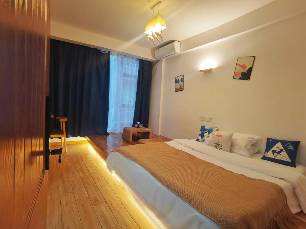 Ένα ή περισσότερα κρεβάτια σε δωμάτιο στο Zhangjiajie Twelve Warm Inn-Tianmen Mountain Ropeway Station