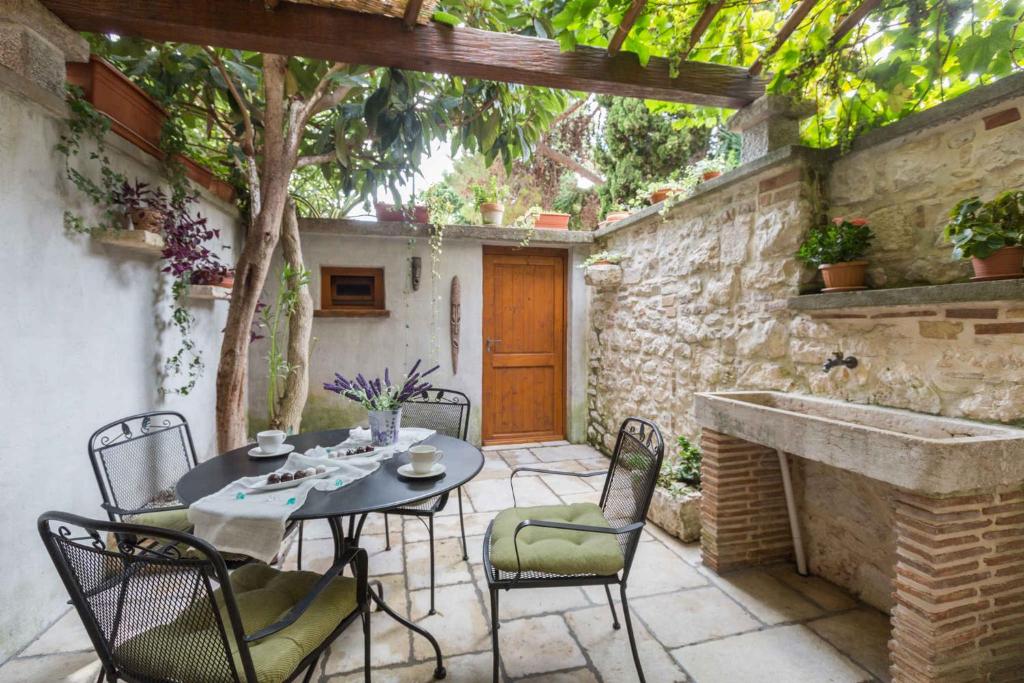 Patio alebo iná vonkajšia časť ubytovania Apartment in Porec - Istrien 9914