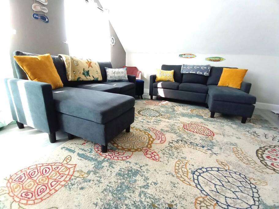 Posezení v ubytování SEA LA VIE COZY BEACH HOME ON 500 BLOCK, Walk to beach only half mile away, SLEEPS 6