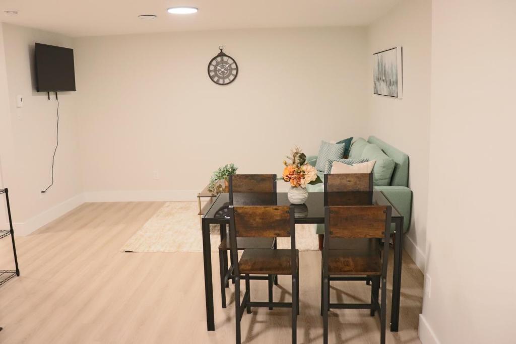 Télévision ou salle de divertissement dans l'établissement New 2024 Basement Suite in Dieppe, NB Canada