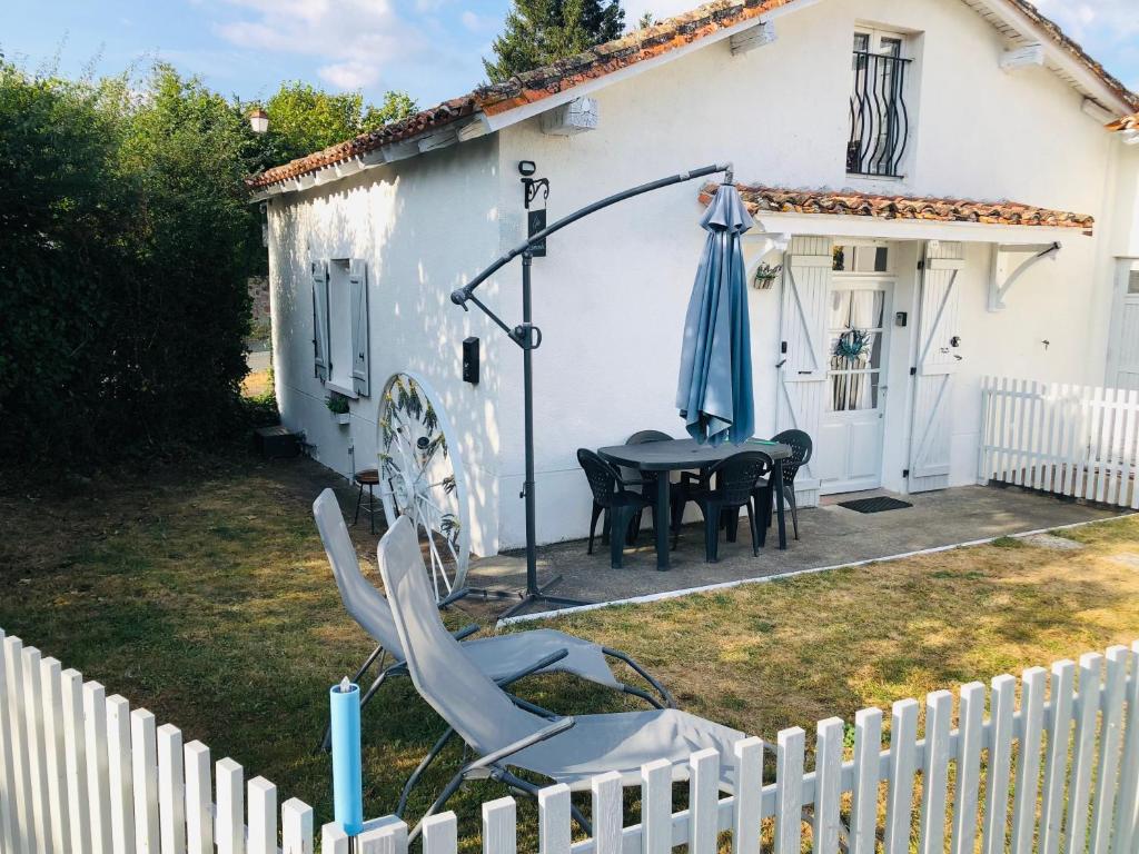 Patio lub wspólna przestrzeń na świeżym powietrzu w obiekcie Gîte des Lavandes