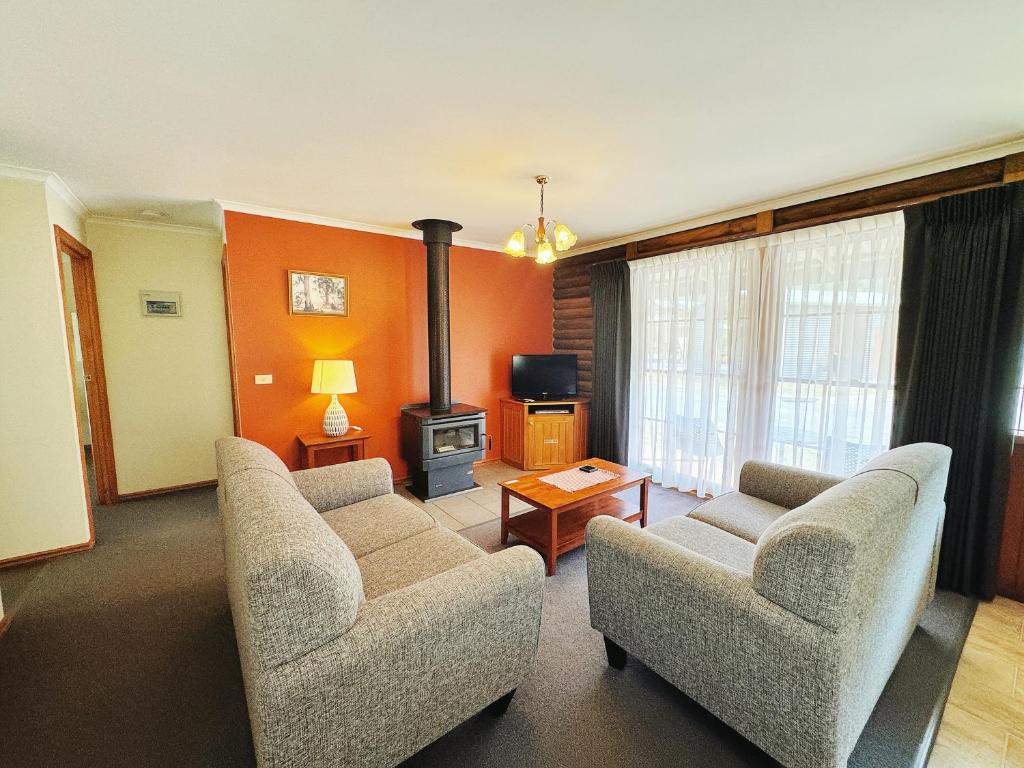 TV a/nebo společenská místnost v ubytování Halls Gap Log Cabins