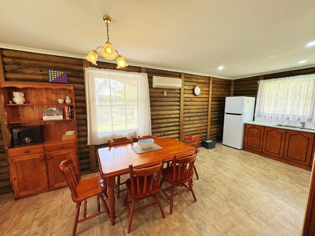 Kuchyň nebo kuchyňský kout v ubytování Halls Gap Log Cabins